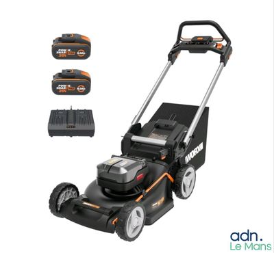 une tondeuse à gazon Black & Decker avec des batteries et des batteries