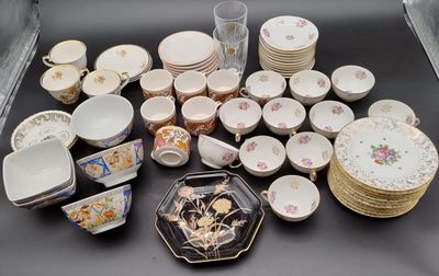 de nombreux types de plats et de tasses sur la table