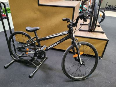 un vélo posé sur une béquille dans une pièce