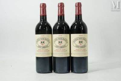 trois bouteilles de vin rouge posées sur une table blanche