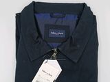 un gros plan sur une chemise avec une étiquette