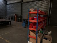 Lot de rayonnage avec leur contenu de pièces détachées, tabl…