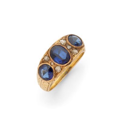 BAGUE JARRETIÈRE ornée de 3 saphirs ovales avec des diamants…