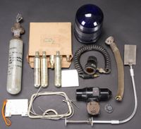 Equipement de vol divers. Comprenant une petite bouteille en…