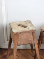 PAIRE DE TABOURETS en chêne mouluré et sculpté à piétement q… (photo 3)