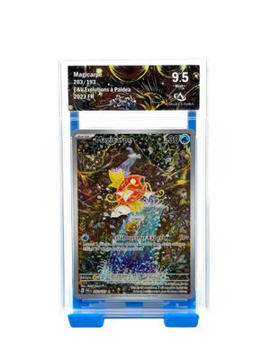 un porte-cartes avec l'image d'une carte pokemon à l'intérieur