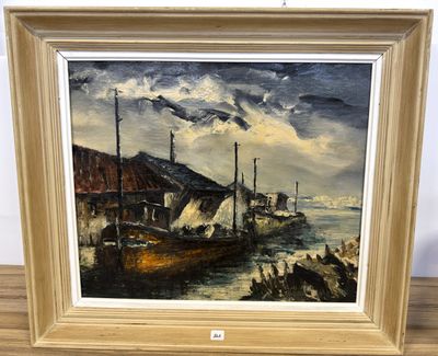 une peinture à l'huile représentant un bateau dans un port sous un ciel nuageux
