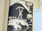 un livre ouvert sur lequel figure l'image d'un homme assis sur un rocher