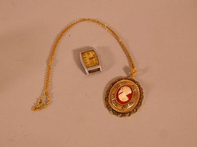 un collier orné d'une photo de femme et une montre
