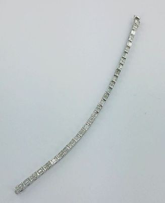 une image d'un bracelet en diamant sur une surface blanche