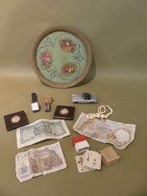 Petit lot de divers montres, billets, miniatures, mini jeu d…