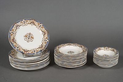 plusieurs assiettes et bols sont empilés les uns sur les autres