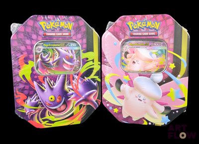Deux cartes à collectionner Pokémon se trouvent dans une boîte sur fond noir