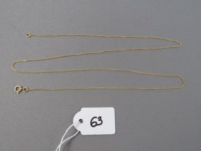 deux colliers en or et une médaille portant le numéro 66