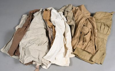 plusieurs vêtements posés sur une table, à côté d'une paire de ciseaux