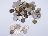 un tas de pièces de monnaie sur une table, sur fond blanc