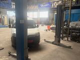 une image d'une voiture en cours d'entretien dans un garage