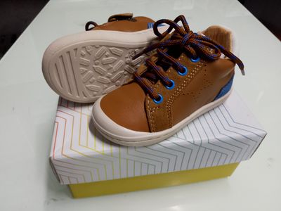 une paire de chaussures qui se trouve sur le dessus d'une boîte