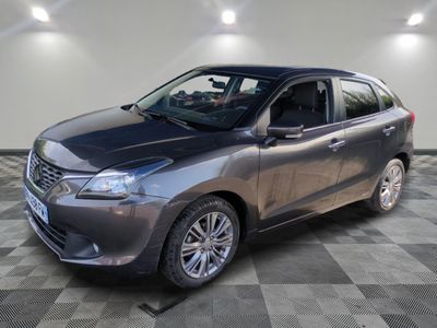 la photo d'une voiture grise garée dans un garage