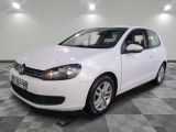 la volkswagen golf blanche est garée sur un carrelage à carreaux