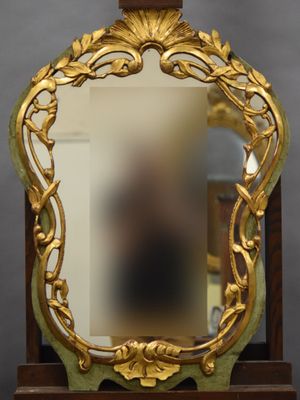 un miroir ancien en bois, avec un cadre doré et un socle en bois