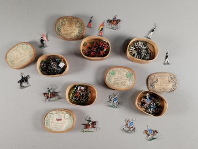 plusieurs petits bols en bois remplis de figurines miniatures de toutes sortes, posés sur une table
