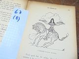 un livre sur lequel figure le dessin d'un homme à cheval