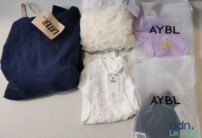 un sac de vêtements et un autre sac de vêtements posés sur une table