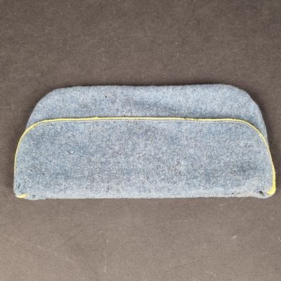 trousse en feutre gris avec une fermeture éclair jaune