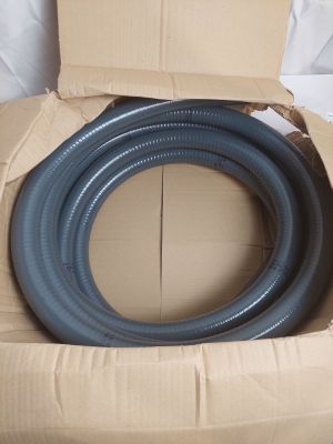 une boîte contenant un tuyau, posée sur une table