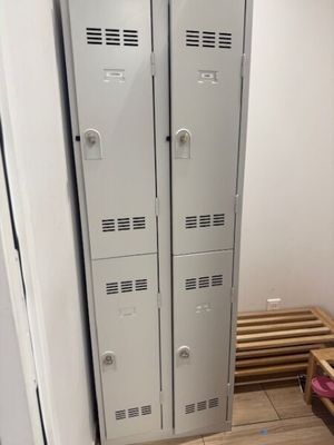 deux casiers dans le couloir d'une petite pièce