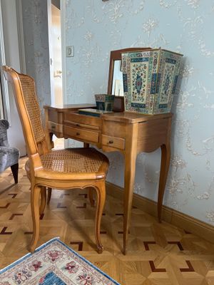un bureau en bois avec une chaise et un miroir