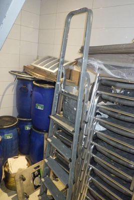 une pile de chaises et une échelle dans une pièce
