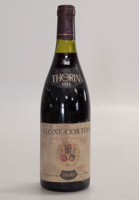 une bouteille de vin posée sur une table