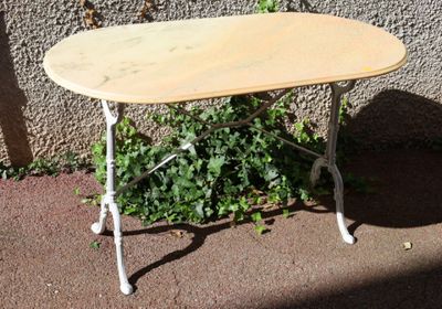 Table bistrot à plateau de marbre supporté par un piétement …