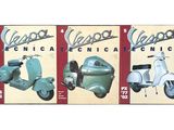 quatre scooters Vespa sont alignés les uns à côté des autres sur un fond blanc
