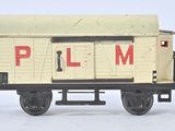 un wagon de train miniature posé sur une surface blanche