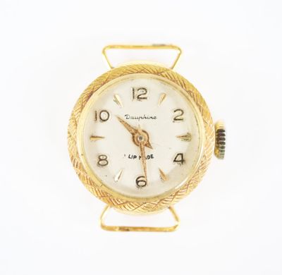 une image d'un gros plan d'une montre-bracelet sur une surface blanche