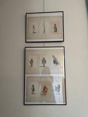 deux tableaux encadrés accrochés au mur d'une pièce