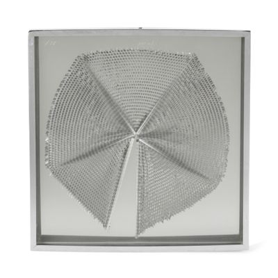 une image représentant une œuvre d'art dans une boîte