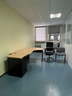 un bureau vide avec un bureau et des chaises à l'intérieur