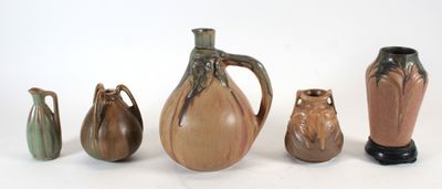 cinq vases posés les uns à côté des autres sur une table