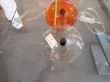 une sculpture en verre représentant un bonhomme de neige avec une fleur à l'intérieur