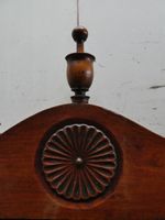 Panetière en noyer sculpté et tourné, à barreaux - Provence,… (photo 2)