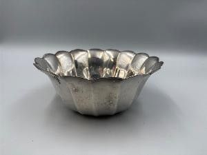 Coupe polylobée de forme chantournée, en métal argenté.