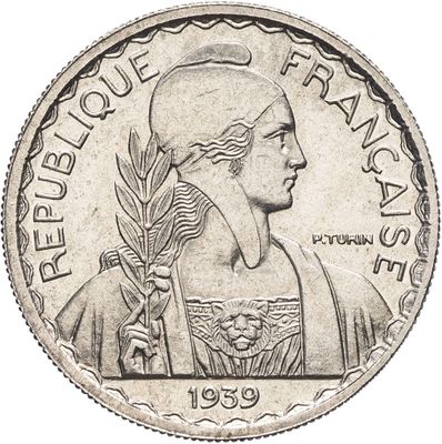 gros plan d'une pièce de monnaie sur laquelle figure un visage de femme