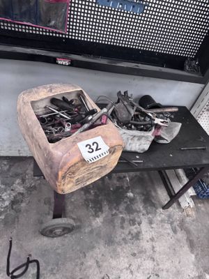 une table sur laquelle sont posés plusieurs outils