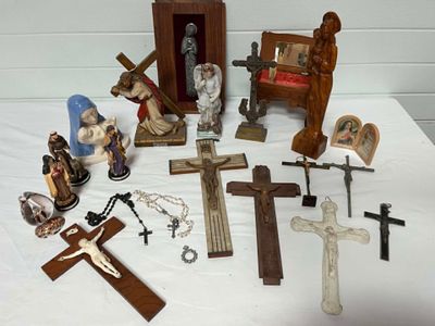 une table sur laquelle sont posés divers objets religieux