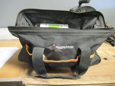 un sac posé sur une table en bois