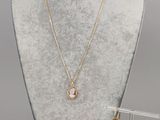 un mannequin blanc portant un collier et des boucles d'oreilles